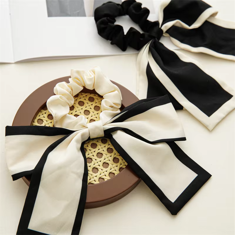 Serre-tête élégant en satin à deux pièces avec nœud papillon pour nouer une queue de cheval ou un chignon élégant avec des attaches pour cheveux
