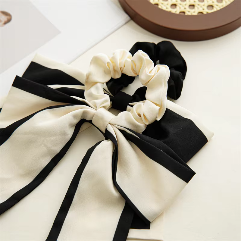 Serre-tête élégant en satin à deux pièces avec nœud papillon pour nouer une queue de cheval ou un chignon élégant avec des attaches pour cheveux