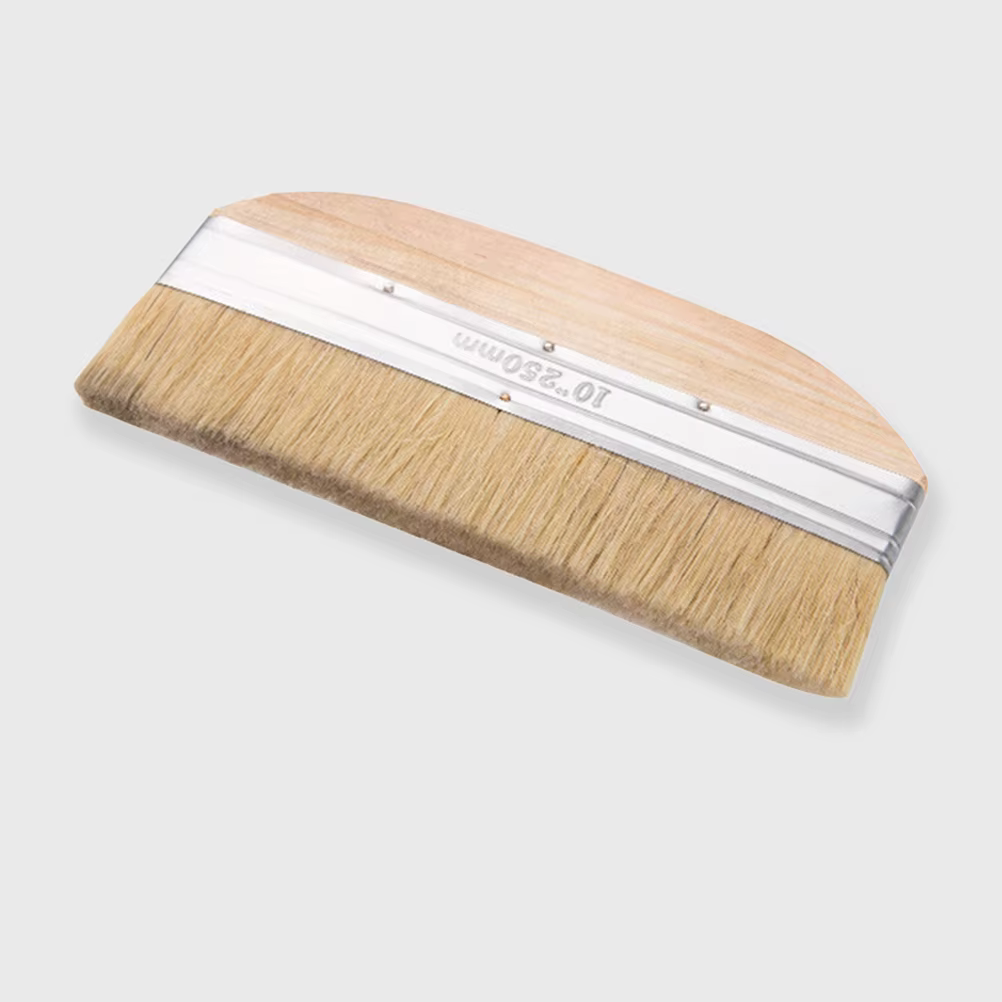 Brosse à poils avec manche en bois