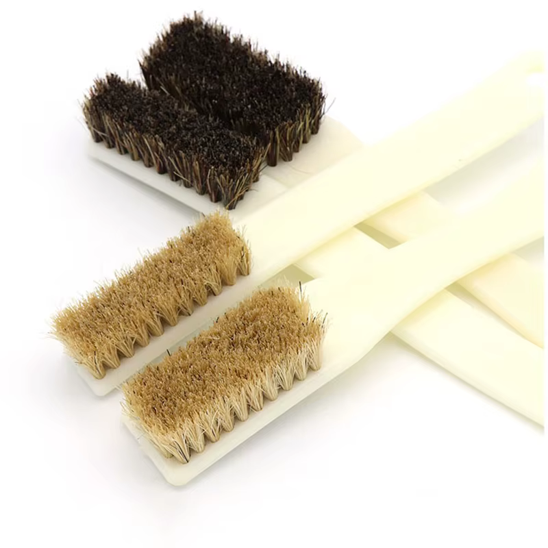 Brosse à poils avec poignée en plastique