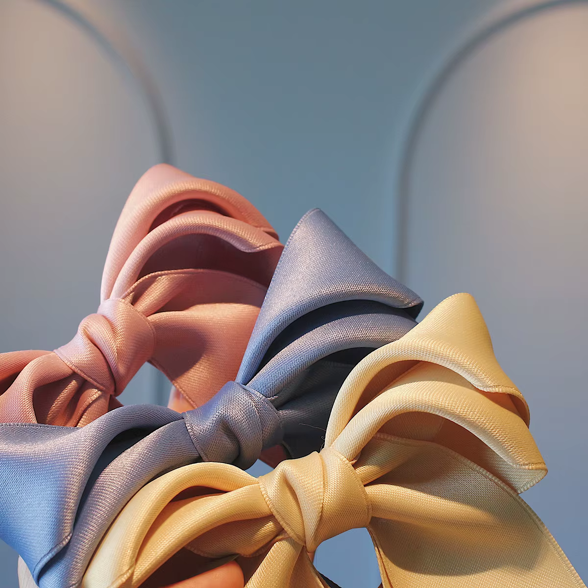 Pince à cheveux classique avec nœud en ruban, style princesse, simple et vintage, pour femme, idéale pour tous les jours, soirées, mariages et rendez-vous.